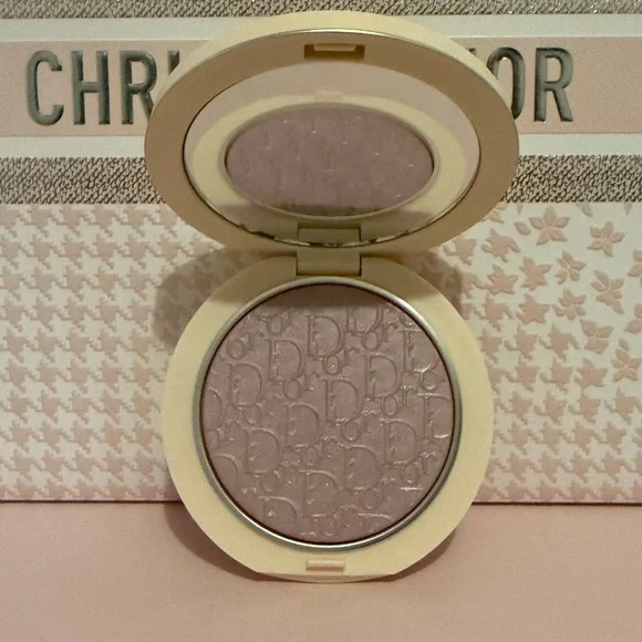 Dior Forever Couture Luminizer – 003 Lilacmania – Limited Edition - Highlight - Picture 5 of 5